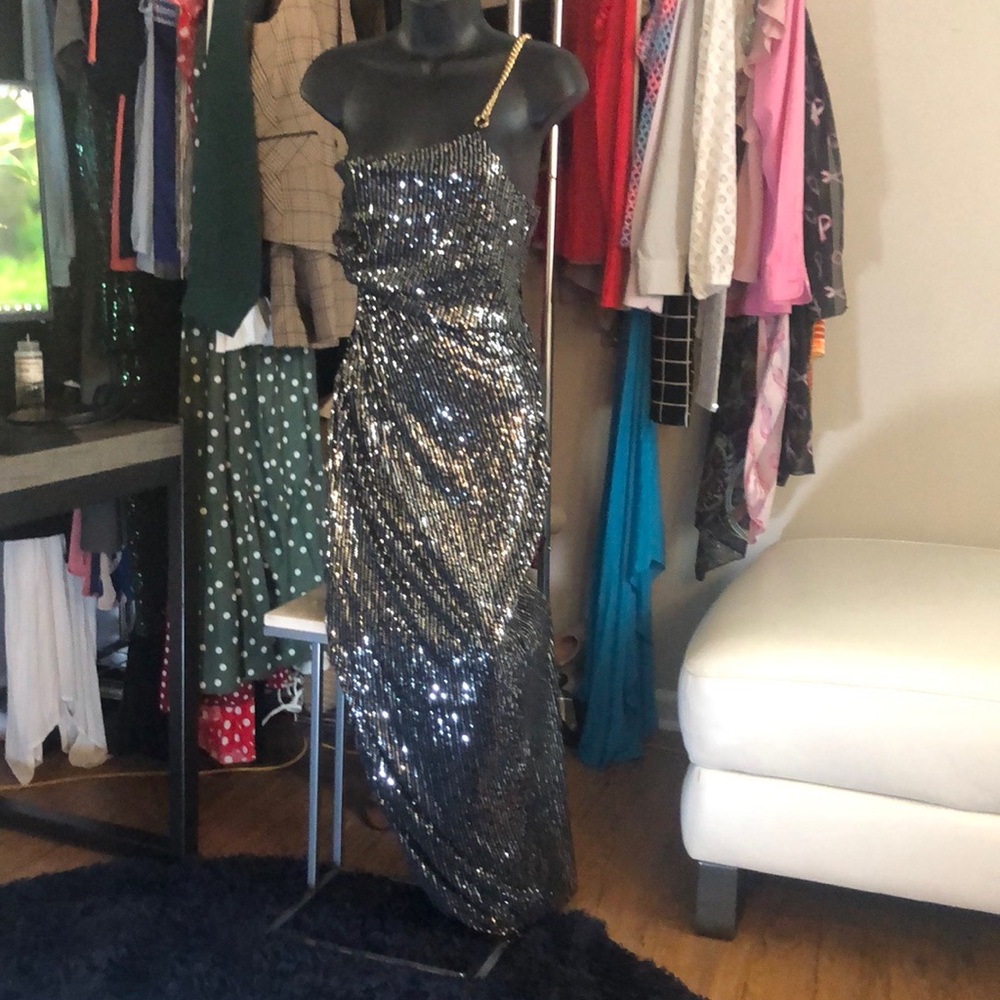 Sequin dress with a side slit extending to waist heigh🍾👯‍♀️🎁🥳NWT
